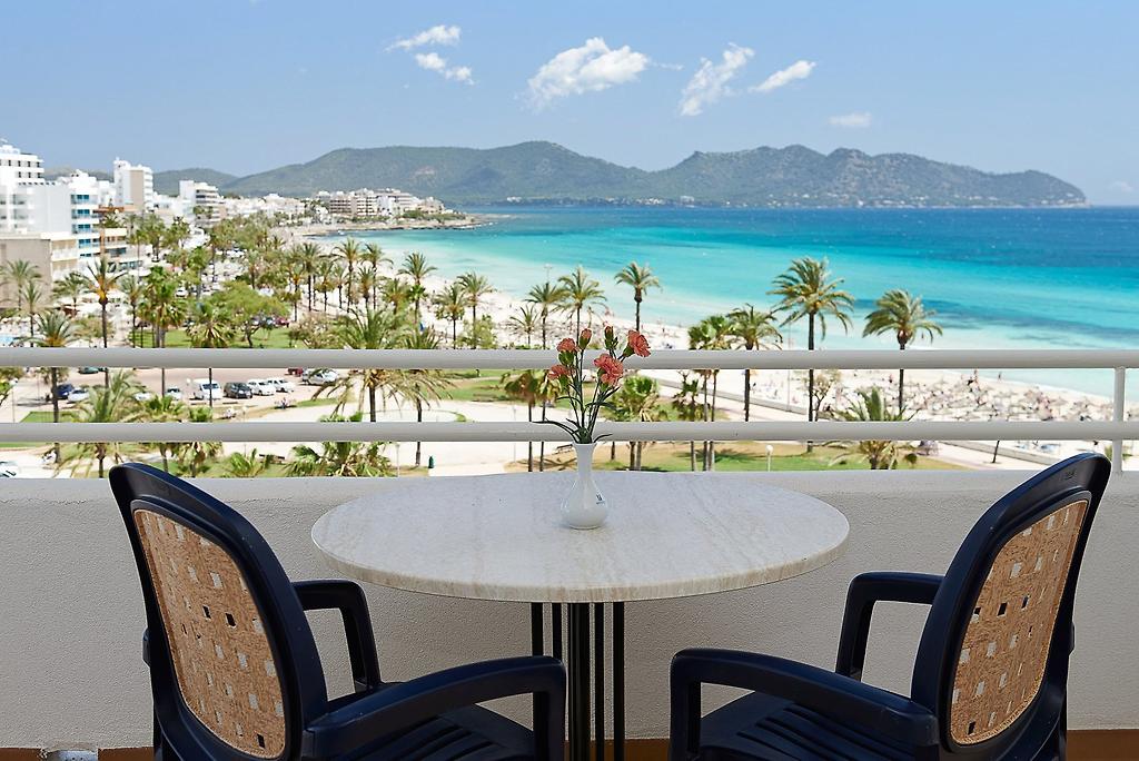 Hipotels Mercedes, Apartment: freundlicher Raum mit Sofa, Tisch und Accessoires.