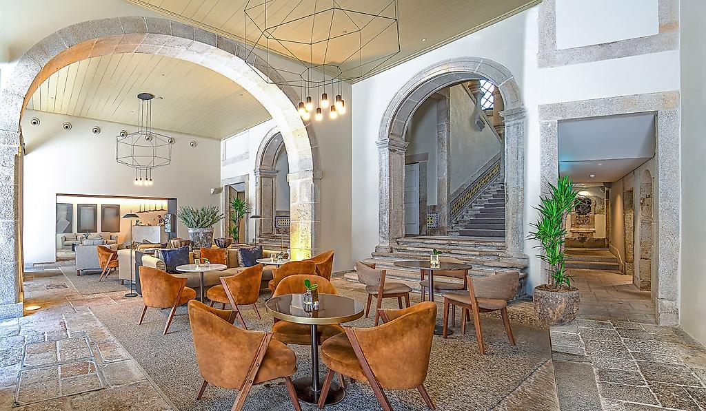 PortoBay Flores, Weitlaeufige, stilvoll ausgeleuchtete Hotellobby in Porto