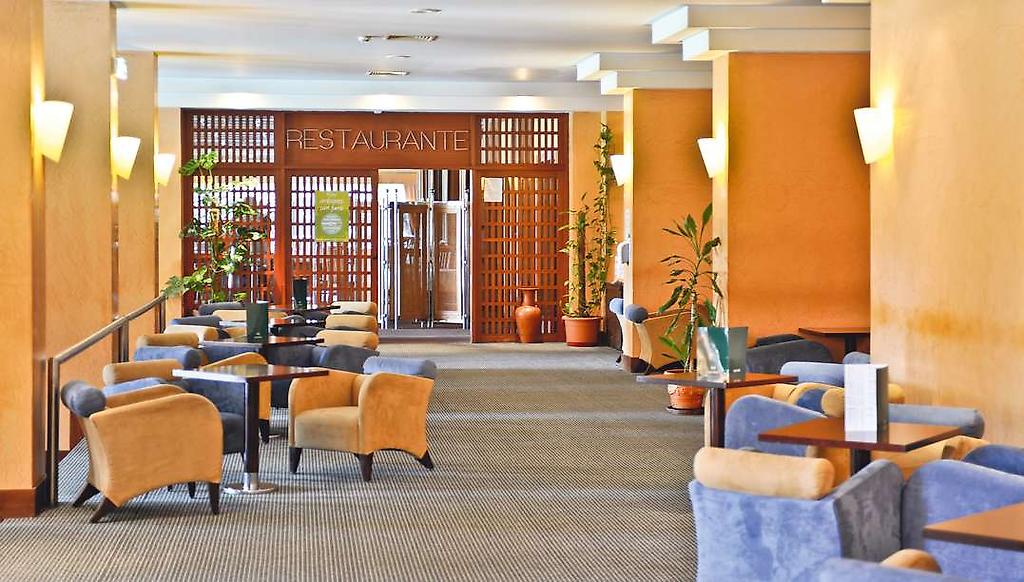 Axis Vermar Conference & Beach Hotel, Sitzgelegenheiten vor Restaurant