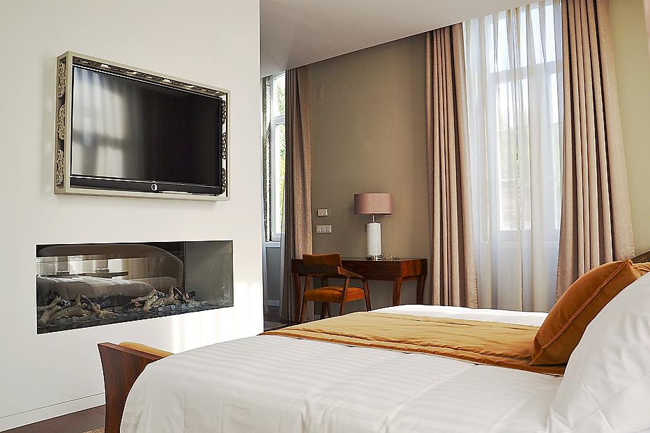 Hotel do Parque, Doppelbett mit Kamin und TV