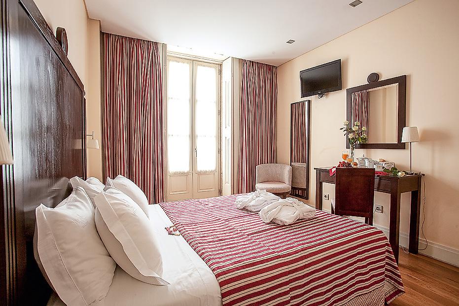 Hotel Bracara Augusta, Doppelbett und Schreibtisch
