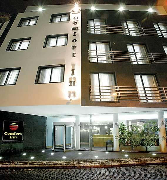 The Azoriani Boutique, Ascend Hotel Collection, Front bei Nacht