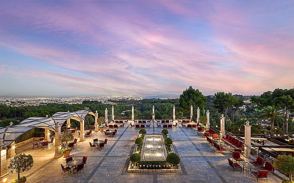 Castillo Hotel Son Vida, Großzügige Hotelterrasse mit Lounge-Möbeln und weitem Blick über die Landschaft.