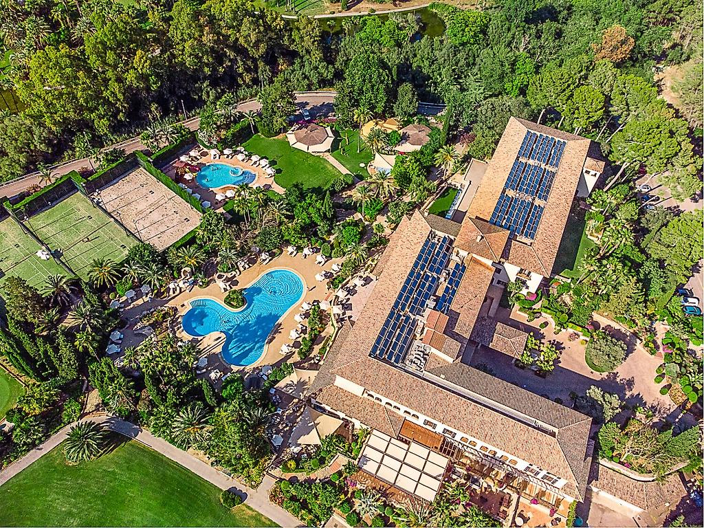 Sheraton Mallorca Arabella Golf Hotel, Luftaufnahme der Hotelanlage mit Poollandschaft, Gärten und umliegender Natur.