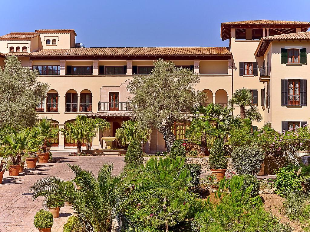 Sheraton Mallorca Arabella Golf Hotel, Detailansicht des Eingangsbereichs mit architektonischen Besonderheiten und Bepflanzung.