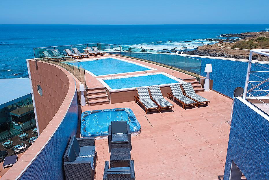 Hotel VIP Praia, Pool mit Liegen