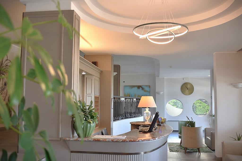 Hotel Life, Großzügige, modern gestaltete Hotelhalle (Hall) mit einladenden Sitzecken und Rezeption.