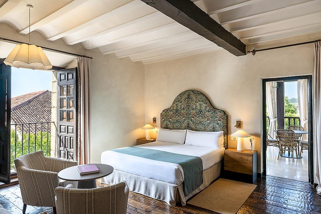 Parador de Santillana Gil Blas, Geräumiges Superior-Zimmer mit moderner Möblierung.