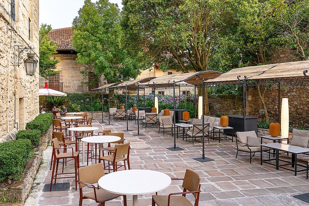 Parador de Santillana Gil Blas, Möblierte Außen-Terrasse zum Entspannen im Freien.