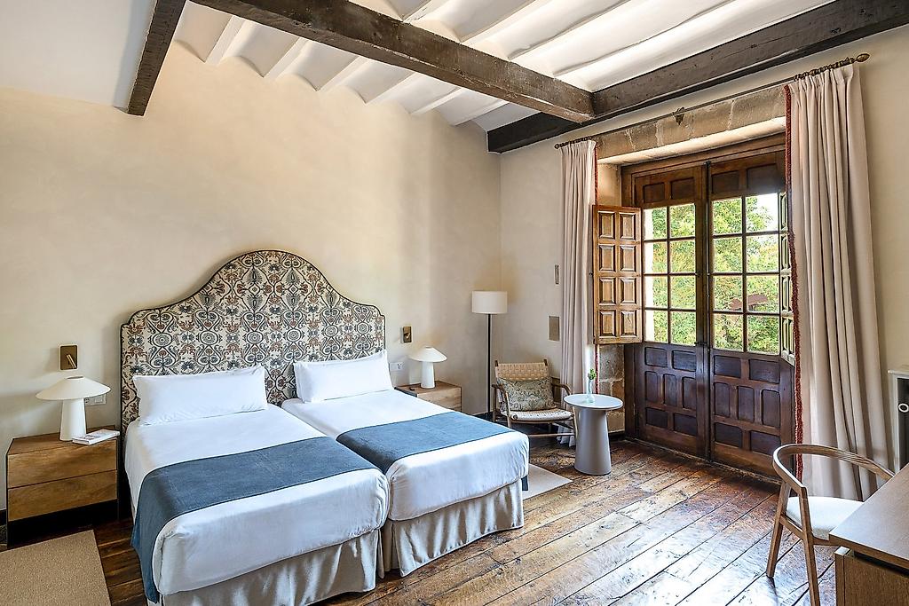 Parador de Santillana Gil Blas, Klassisches Standard-Zimmer mit komfortabler Einrichtung.