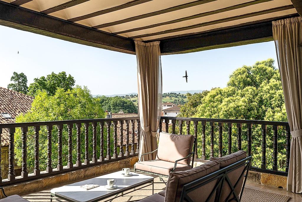Parador de Santillana Gil Blas, Hell eingerichtetes Superior-Hotelzimmer mit Zusatzkomfort.