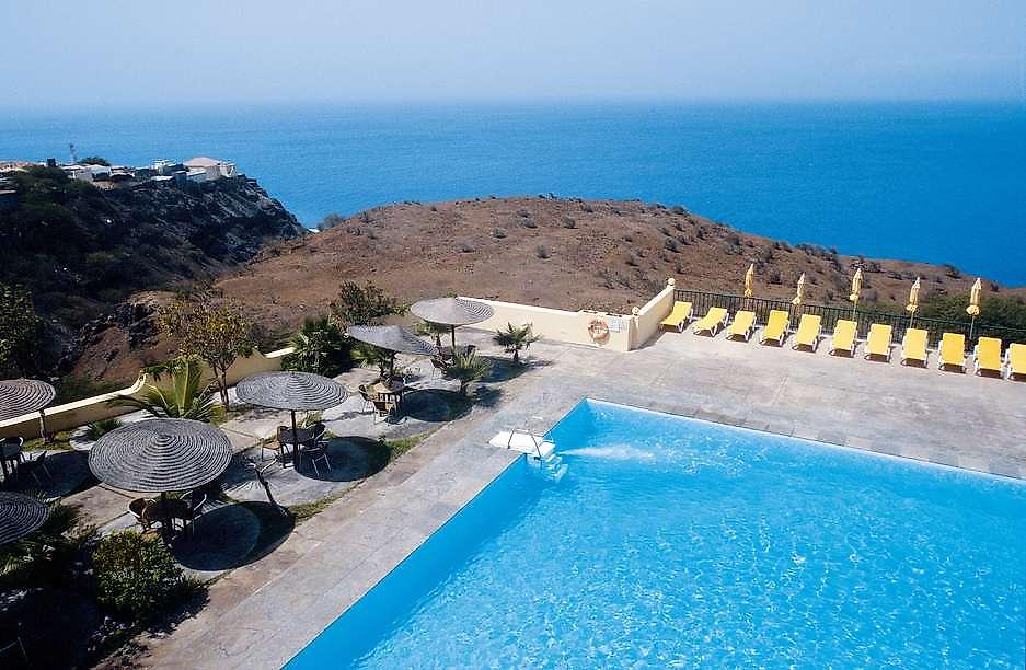 Hotel Xaguate, Pool mit Sonnenliegen