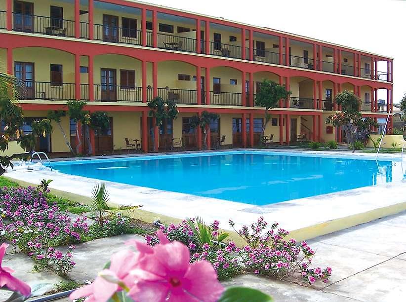 Hotel Xaguate, Hotel und Poolansicht