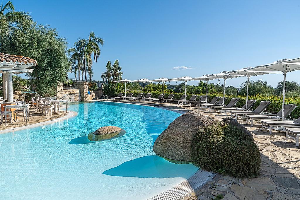 Galanias Hotel & Retreat, Blick über den Gartenpool mit reflektierender Wasseroberfläche.