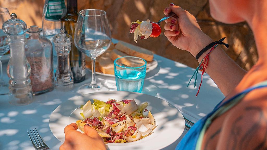 Galanias Hotel & Retreat, Blick auf das Restaurant-Buffet mit verschiedenen kulinarischen Angeboten.