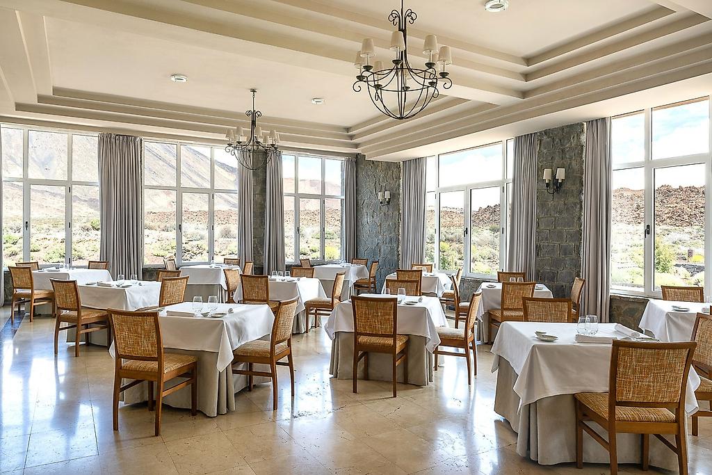 Parador Cañadas del Teide, Einladender und stilvoll gestalteter Restaurantbereich des Hotels mit geschmackvoll eingedeckten Tischen und komfortablen Stühlen für ein angenehmes Ambiente beim Essen.