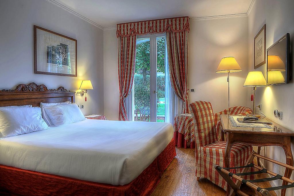 Borgo ca’ dei Sospiri, Weiteres Zimmerbeispiel mit heller Gestaltung und komfortablem Bett