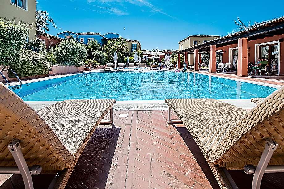 Borgo degli Ulivi, Pool mit Liegen