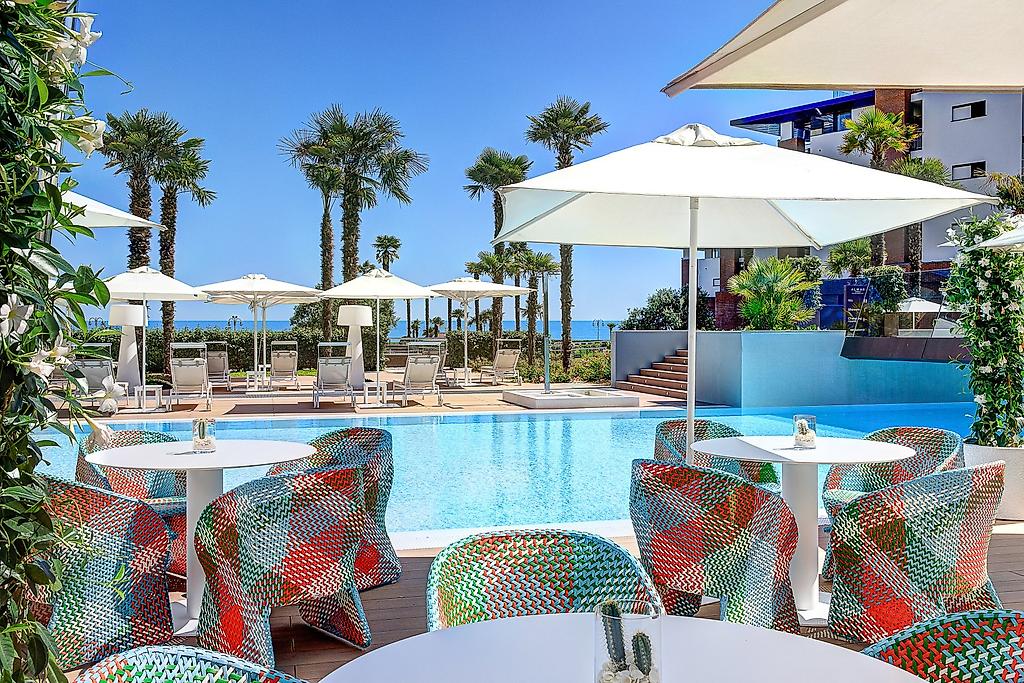 Almar Lido Jesolo, Moderne Light Blue Bar mit stilvoller Theke, eleganten Sitzplätzen und erfrischendem Ambiente