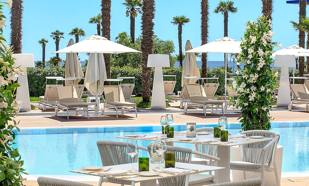 Almar Lido Jesolo, Einladendes Poolrestaurant mit Außensitzplätzen, Tischen unter freiem Himmel und Blick auf den Pool