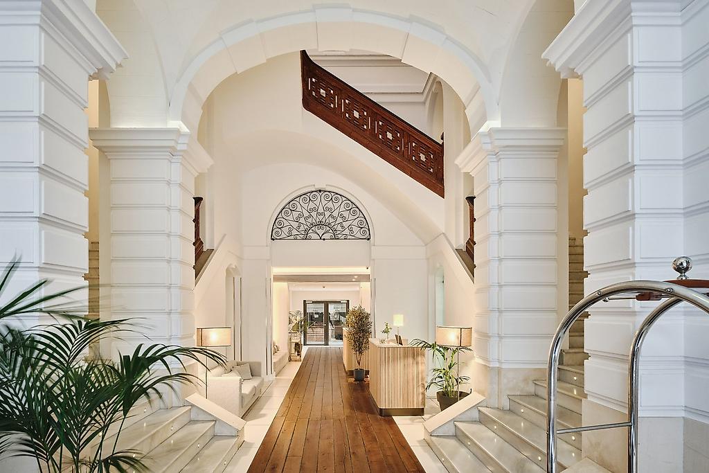 Hospes Palau de la Mar, Großzügige und elegant eingerichtete Lobby in Valencia mit komfortablen Loungemöbeln zum Entspannen.
