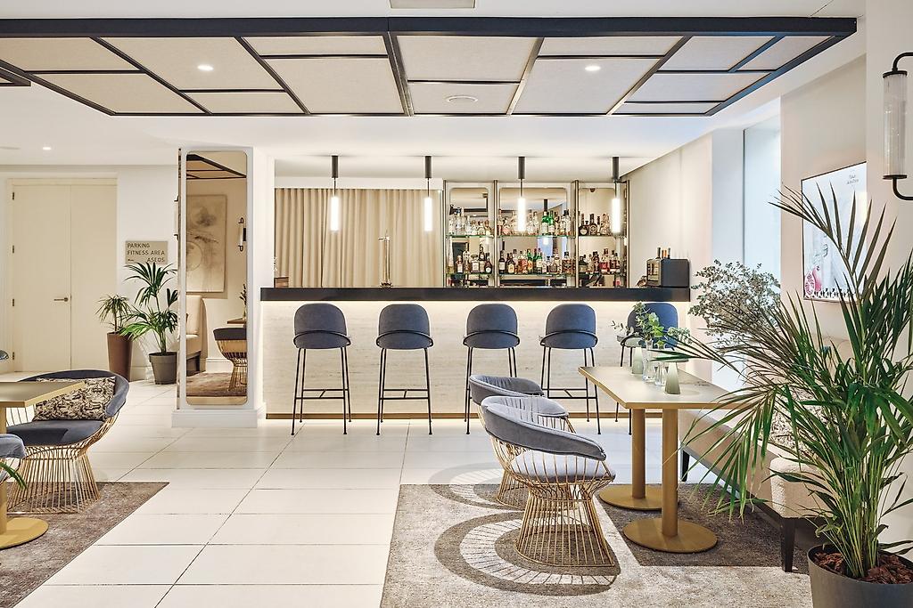 Hospes Palau de la Mar, Stilvolle Hotelbar mit einer großen Auswahl an Getränken, Barhockern und einer gemütlichen Lounge-Atmosphäre.