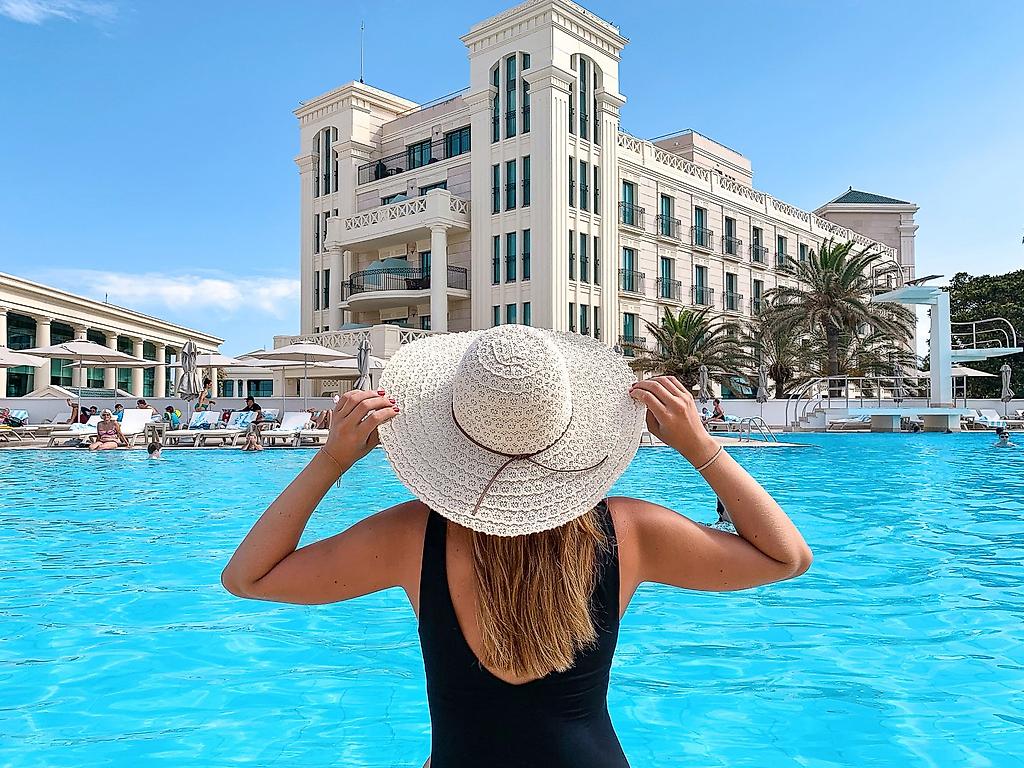Hotel Las Arenas, Außenpool mit großzügigem Bereich zum Entspannen
