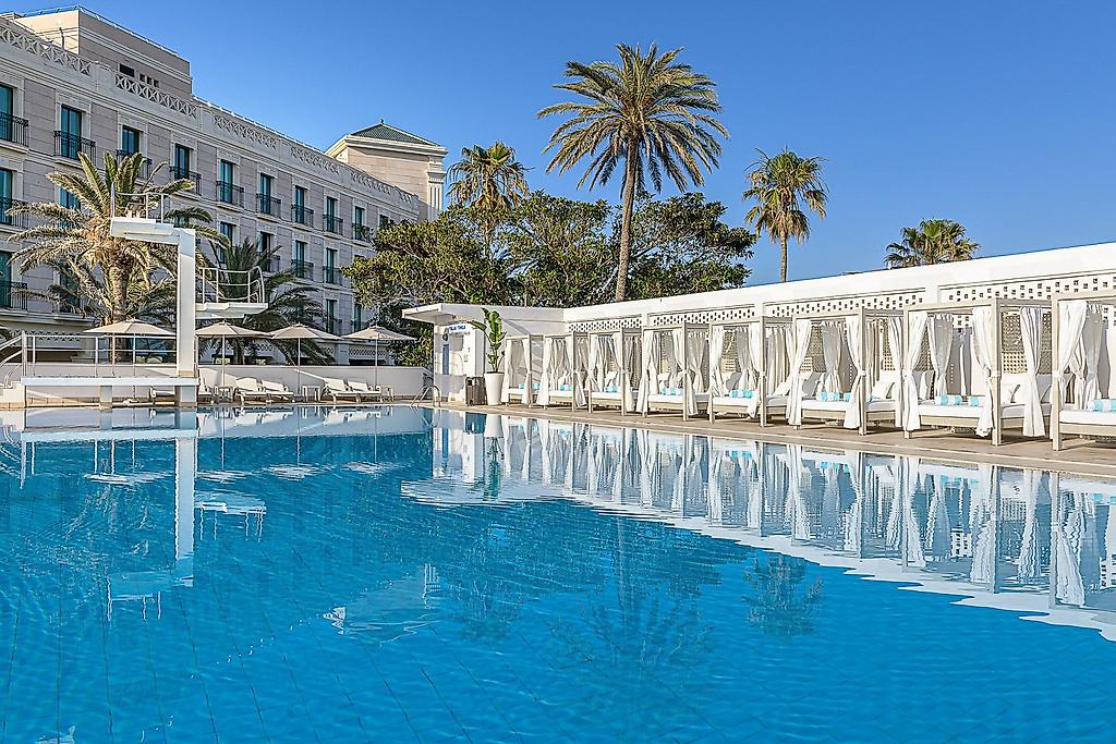 Hotel Las Arenas, Poolbereich mit Wasserfläche und entspannter Umgebung