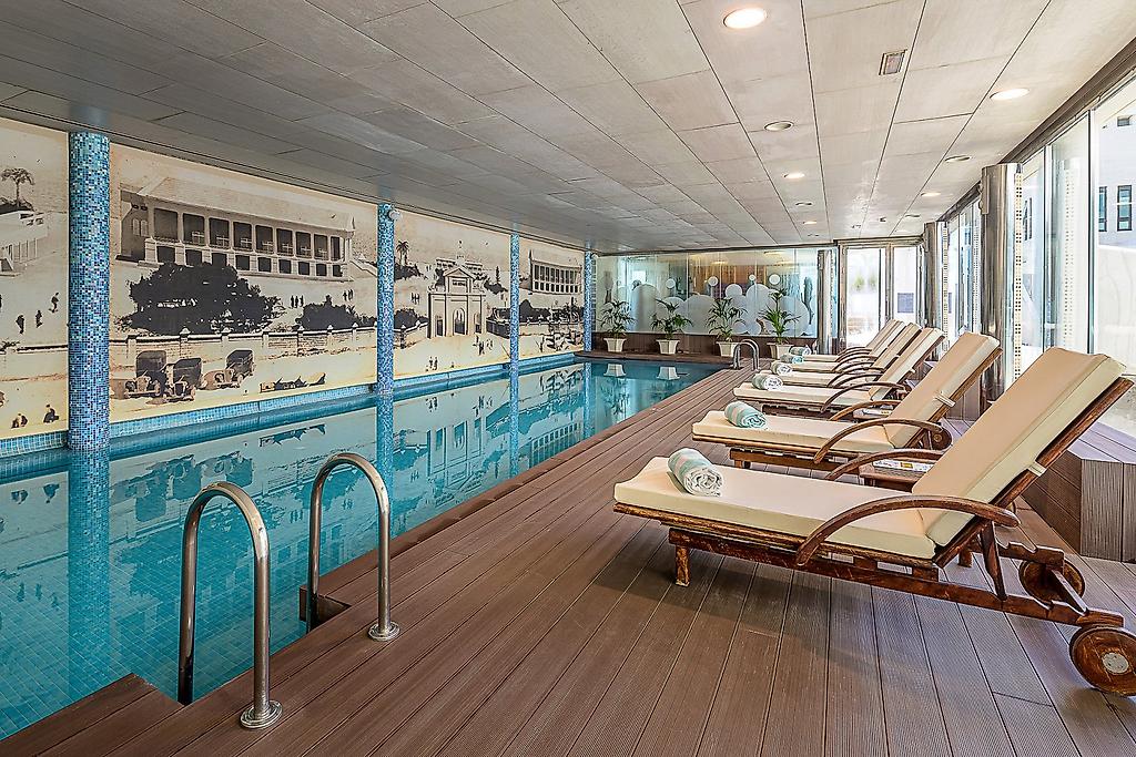 Hotel Las Arenas, Innenpool mit ruhiger Atmosphäre und Liegebereich