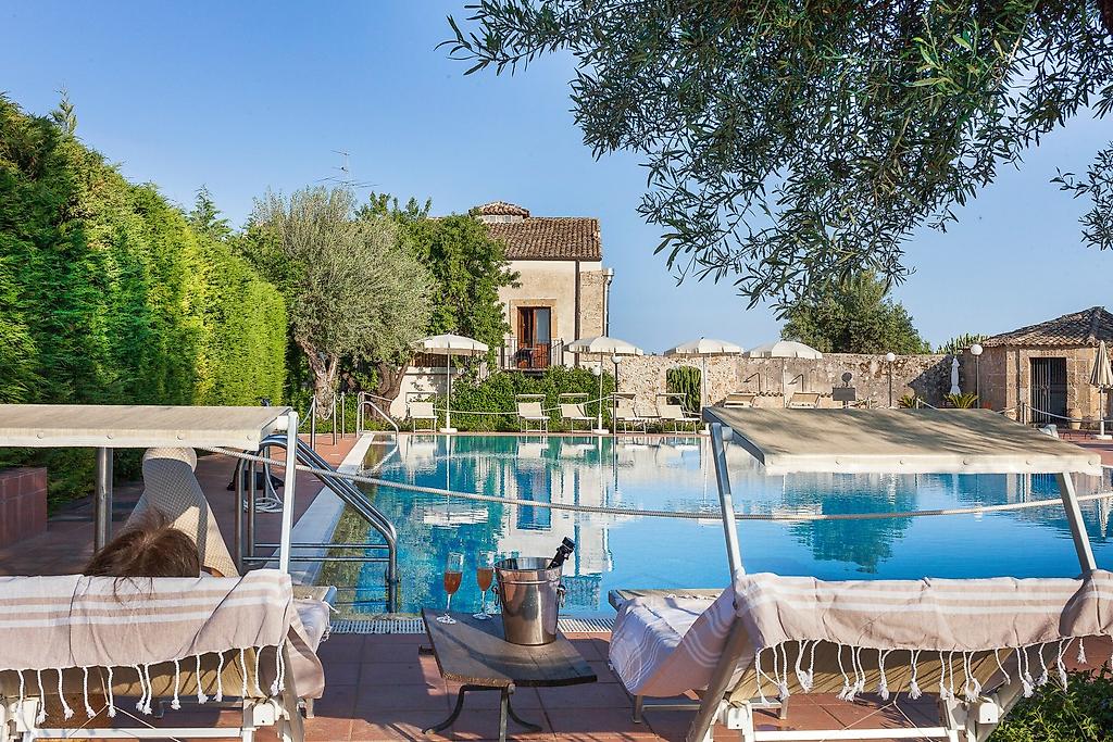 Villa Favorita, Erfrischender Swimmingpool im Außenbereich der Hotelanlage.