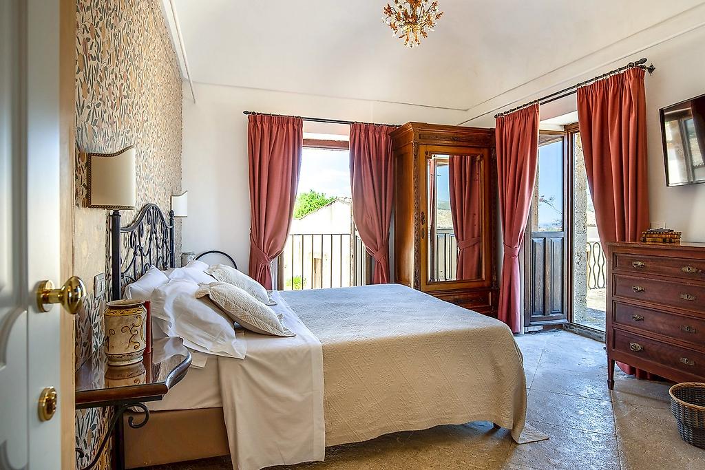 Villa Favorita, Einladendes Hotelzimmer mit doppelter Schlafmöglichkeit.