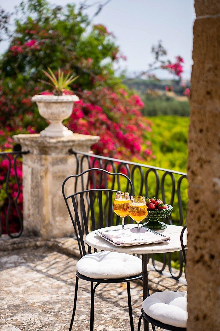 Villa Favorita, Möblierte Hotelterrasse mit Blick ins Grüne.