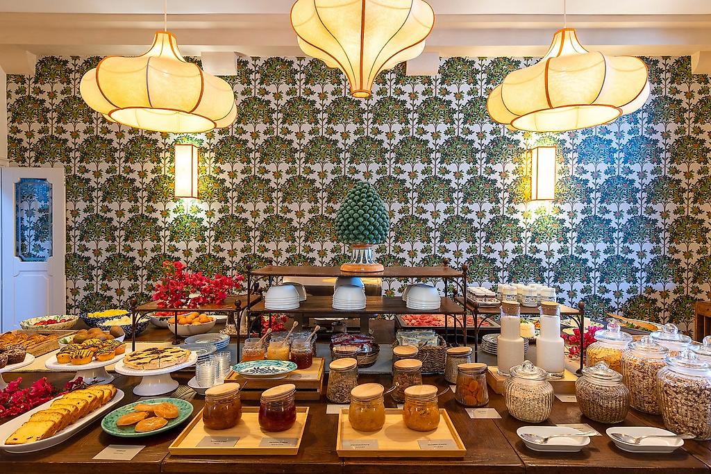 Villa Favorita, Reichhaltiges Frühstücksbuffet mit einer Vielfalt an Speisen im Hotelrestaurant.