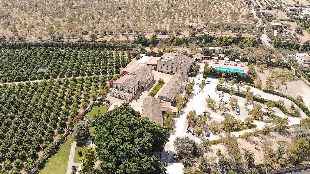 Villa Favorita, Luftaufnahme der weitläufigen Hotelanlage und ihrer Umgebung.