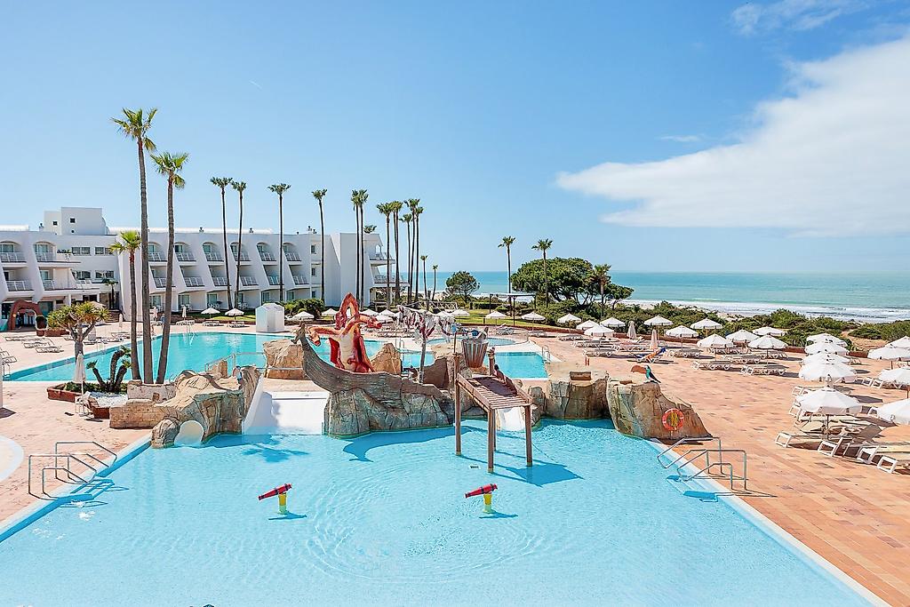 Iberostar Waves Royal Andalus, Swimmingpool der Hotelanlage nahe Jerez mit Sonnendeck