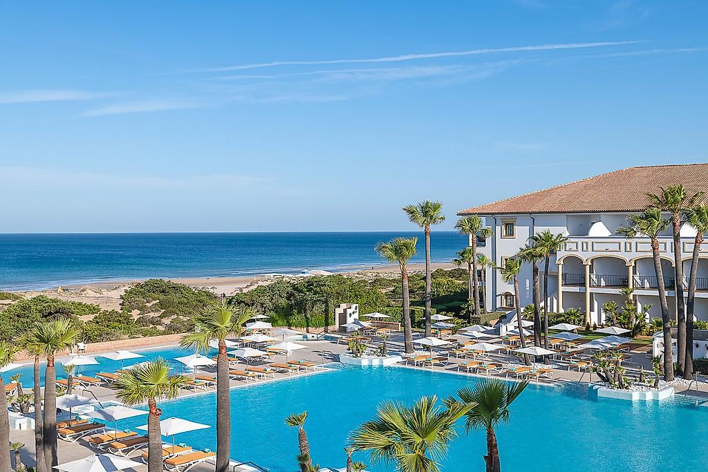 Iberostar Selection Andalucía Playa, Poolbereich im Hotelgarten nahe Jerez mit Sonnenliegen