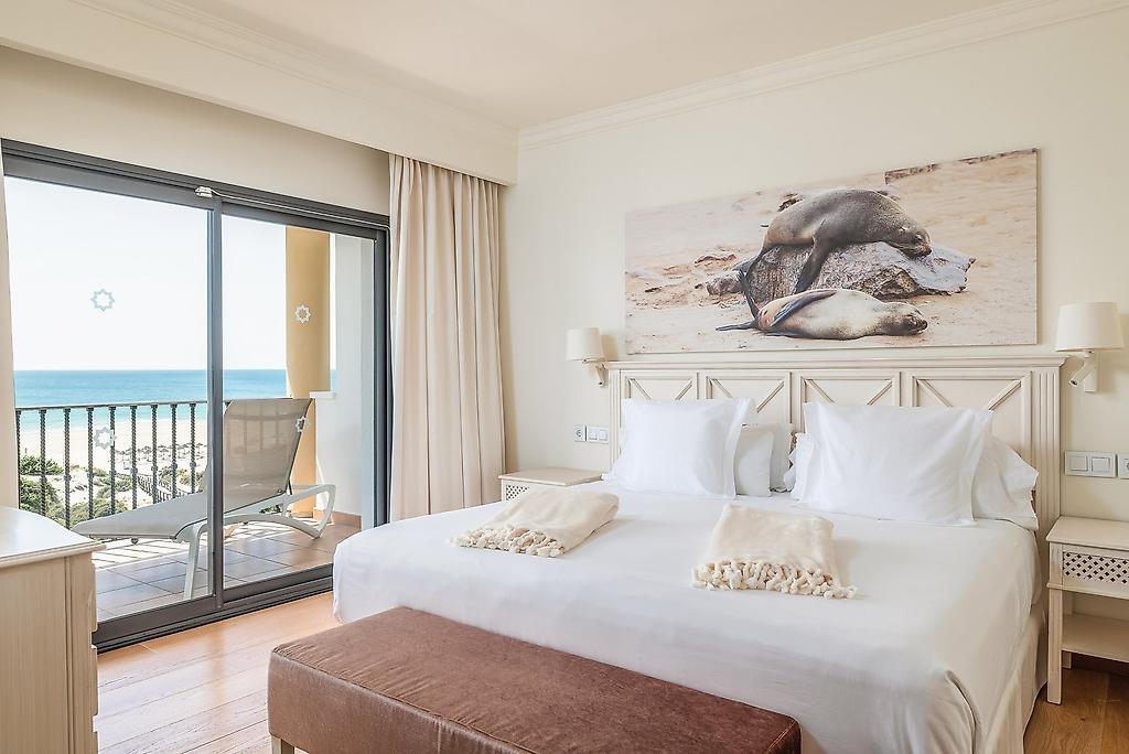 Iberostar Selection Andalucía Playa, Elegante Suite des Hotels nahe Jerez mit gemütlichem Wohnbereich