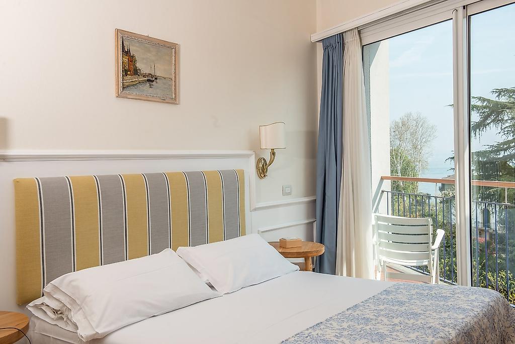 Hotel Royal, Zimmer mit seitlichem Seeblick und gemütlichem Doppelbett