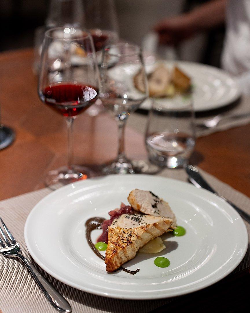 Cavanera Etnea Wine Resort, Stilvolles Wine-Pairing-Event mit erlesenen Weinen und passenden Speisen.