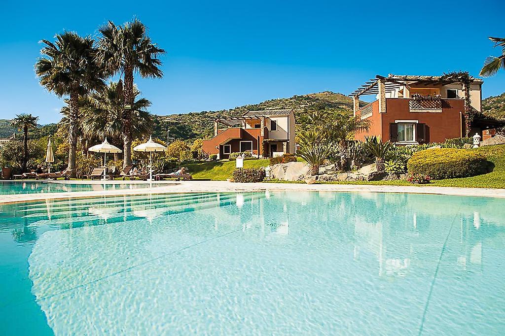 Alcantara Resort, Harmonische Ansicht von Hotelgebäude und davorliegendem Außenpool.