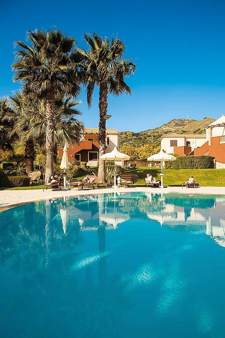 Alcantara Resort, Blick von den Hotelgebäuden direkt auf die einladende Poollandschaft.
