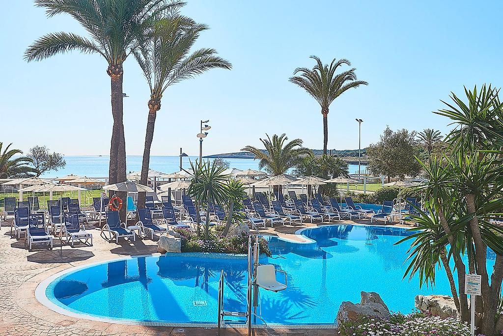 Hipotels Hipocampo Playa, Blick über den Pool auf das Hotelgebäude.