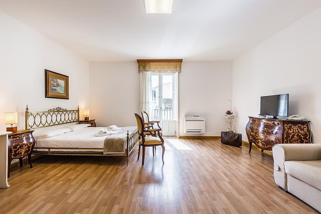 Scicli Albergo Diffuso, Wohnbeispiel: Doppelzimmer mit dekorativen Elementen und weichem Licht.