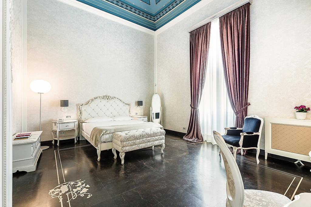 Scicli Albergo Diffuso, Elegantes Executive‑Zimmer mit komfortablem Bett und hochwertiger Einrichtung.