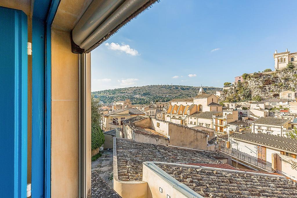 Scicli Albergo Diffuso, Ausblick aus dem Hotelzimmer auf die Stadt und Dächer.