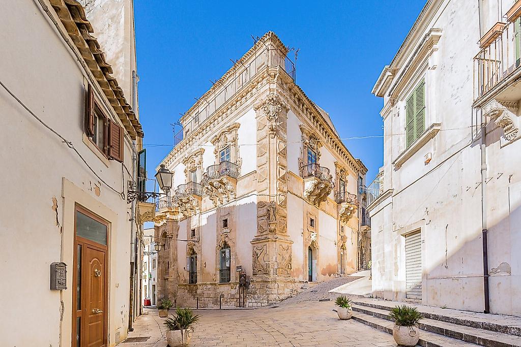 Scicli Albergo Diffuso, Blick auf die historische Innenstadt und umliegende Gebäudekomplexe.