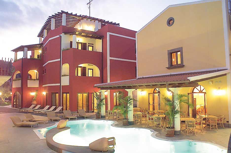 Grand Hotel Arciduca, Pool am Abend