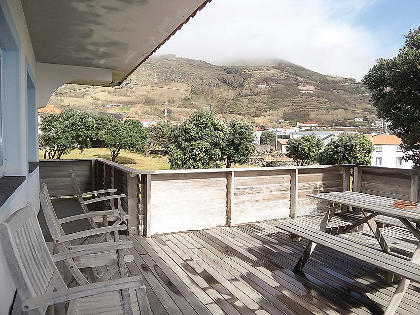 Guest House Comodoro, Terrasse mit Sitzgelegenheiten und Blick auf die Umgebung in Portugal