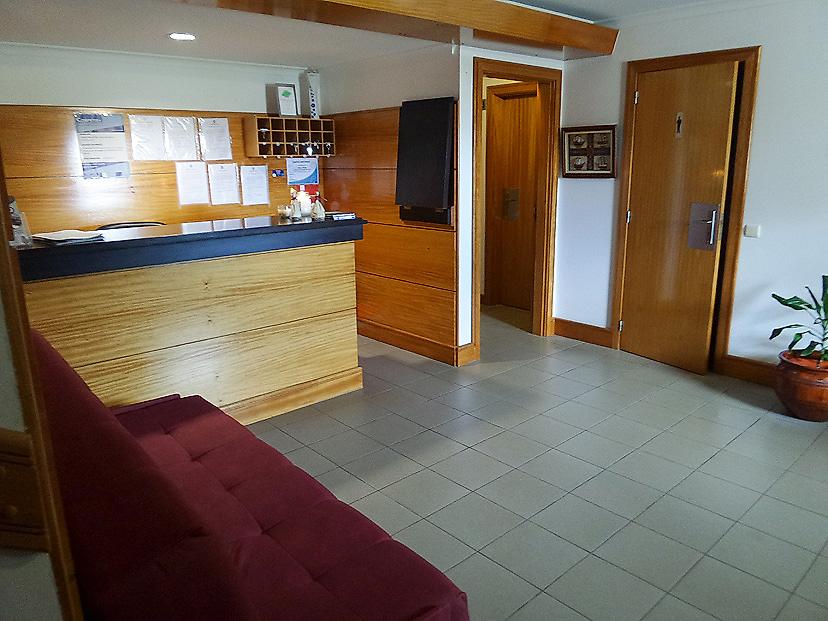 Guest House Comodoro, Empfangsbereich mit Rezeption und einladender Gestaltung