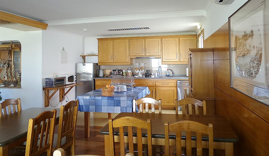 Guest House Comodoro, Frühstücksbereich mit gedeckten Tischen und Buffetangebot